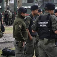 Tres gendarmes sometieron a humillaciones a dos jóvenes que rompieron el aislamiento por coronavirus