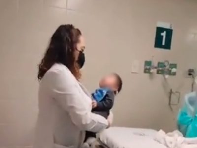 Fue al IMSS por vacunas para sus bebés, pero les pusieron vitamina A en los ojos