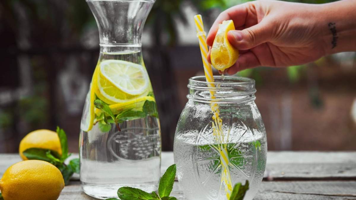 Agua con limón. Fuente: (Instagram)