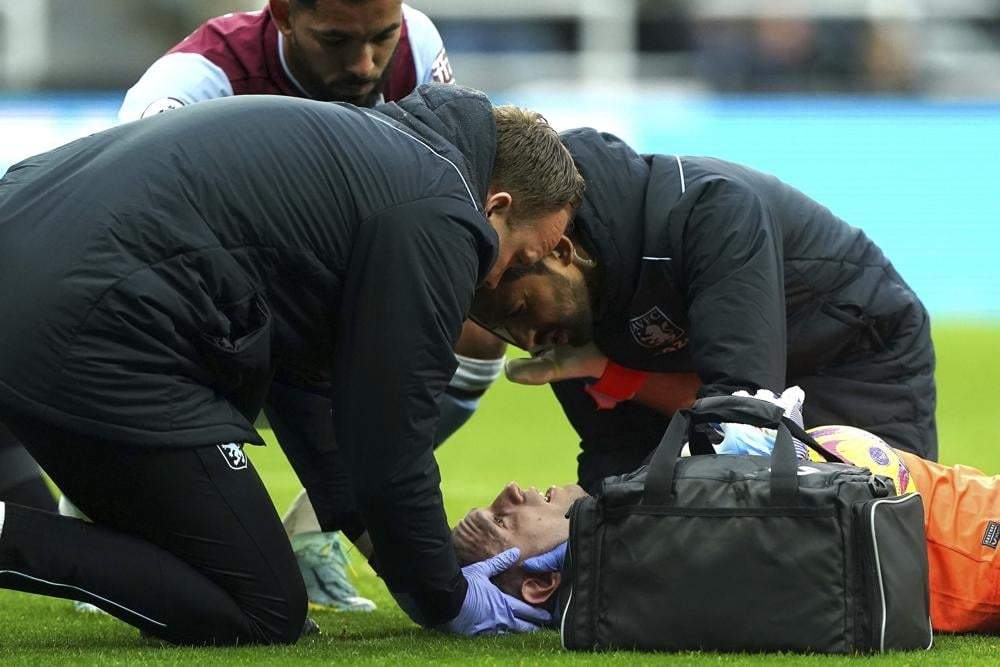 El portero del Aston Villa Emiliano Martínez reacciona tras recibir un golpe en el encuentro ante el Newcastle el 29 de octubre de 2022