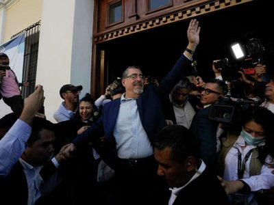 Guatemaltecos eligen presidente entre dos candidatos de izquierda y derecha