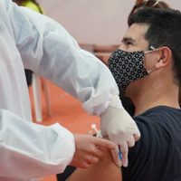 Vacunación: Neuquén habilitó la inscripción para mayores de 25 años