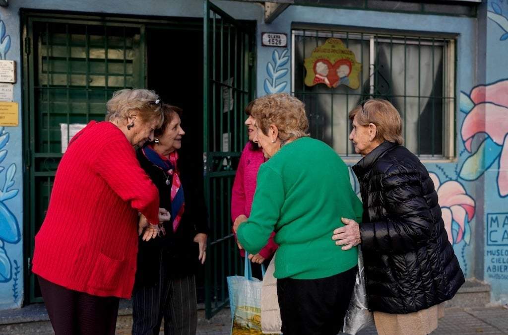 Mujeres se reúnen después de su clase de música en el centro para jubilados de Caballito y Villa Crespo, en Buenos Aires