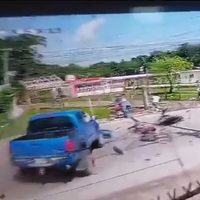 Camioneta deshace una motocicleta que invadió carril en Tabasco; uno murió (Video)