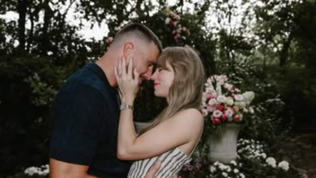 El ala cerrada de los Chiefs de Kansas City, Travis Kelce, y la cantante Taylor Swift se comprometen