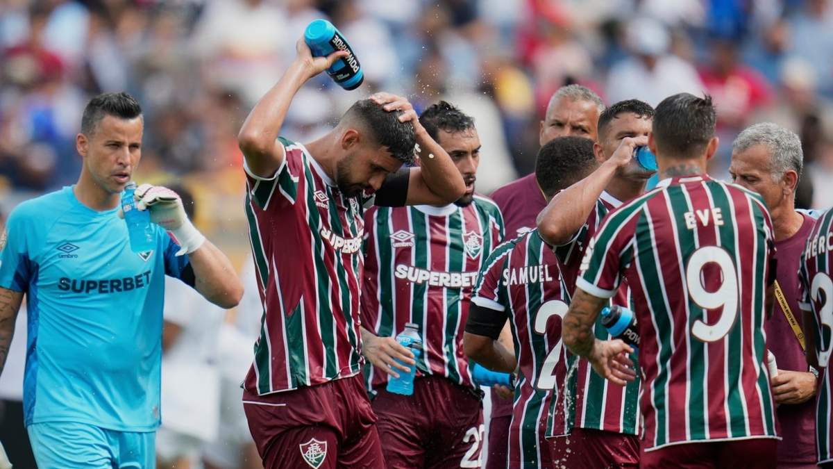 Los jugadores de Fluminense durante una pausa de deshidración durante el partido contra Al Hilal por los cuartos de final del Mundial de Clubes, el viernes 4 de julio de 2025, en Orlando, Florida