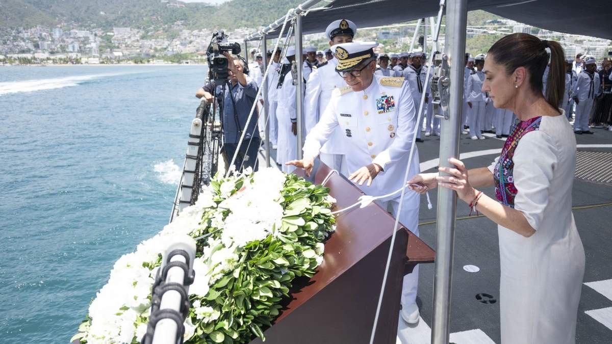 Sheinbaum lanzó una corona de flores en memoria de los marinos que han perdido la vida al servicio a la patria