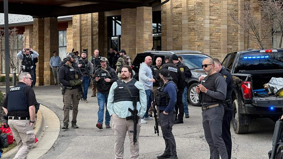 Agentes policiales resguardan la sinagoga Temple Israel en el municipio de West Bloomfield, Michigan