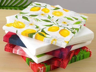 Si tenés un montón de servilletas estampadas, no las tires: transformá tus velas blancas en minutos y sin gastar un peso
