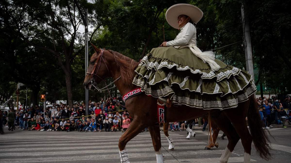 Asistentes al Desfile Militar por el 212 aniversario del inicio de la Independencia de México