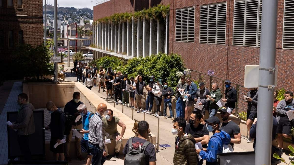 Personas esperan en filas muy largas para recibir una dosis de la vacuna contra la viruela del mono