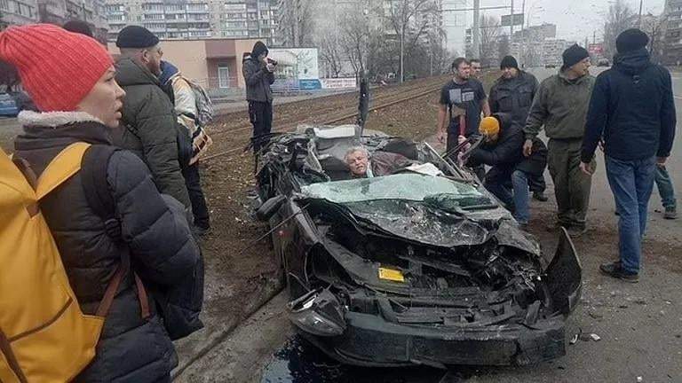 Conductor de auto aplastado por tanque ruso sobrevive en Ucrania