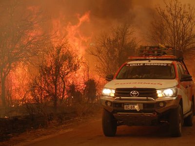 Rodeados por el fuego: el video de los bomberos escapando del incendio en Córdoba