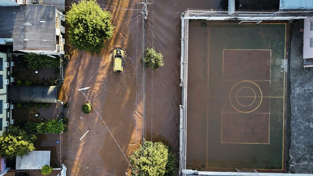Vista aérea de zona inundada por las inclementes lluvias en Porto Alegre, estadio de Rio Grande do Sul