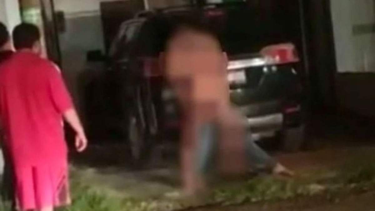El marino, desnudo, agredió a la mujer frente a una vivienda