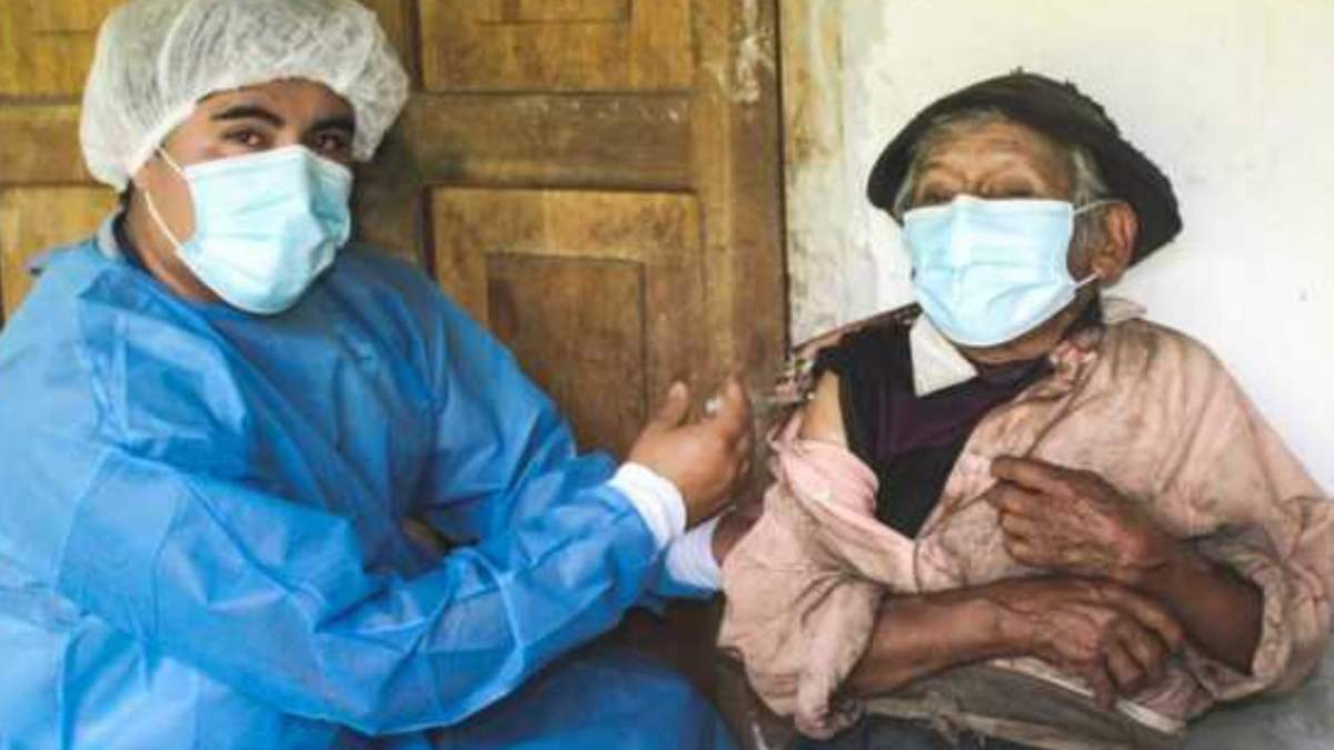 Marcelino Abad, el hombre más anciano de Perú, recibe la vacuna contra la COVID 19. Fuente: (Twitter)