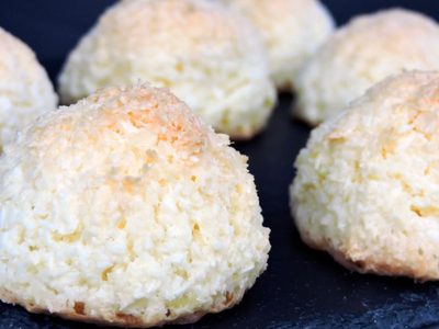 La receta exprés de pastelitos de coco sin harina: listos en 2 minutos y super jugosos