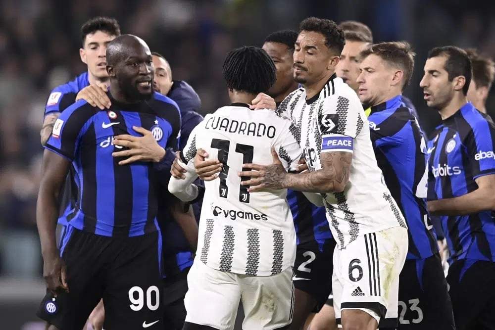 Romelu Lukaku, del Inter de Milán, y Juan Cuadrado, de Juventus, discuten en la semifinal de la Copa Italia en el estadio Allianz, en Turín, el 4 de abril de 2023