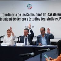 Avalan izar bandera nacional en fechas conmemorativas de mujeres que han transformado México
