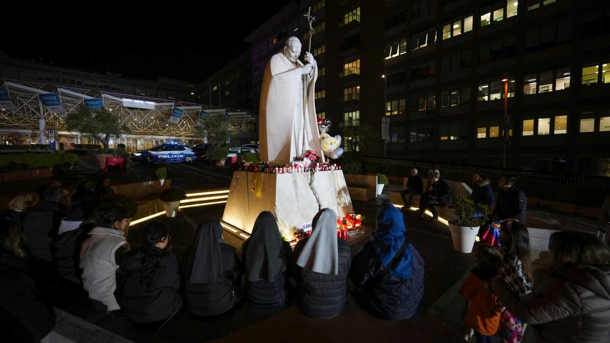 Gente rezando por el papa Francisco ante la Policlínica Agostino Gemelli, en Roma, el domingo 23 de febrero de 2025, donde está hospitalizado el papa desde el viernes 14 de febrero