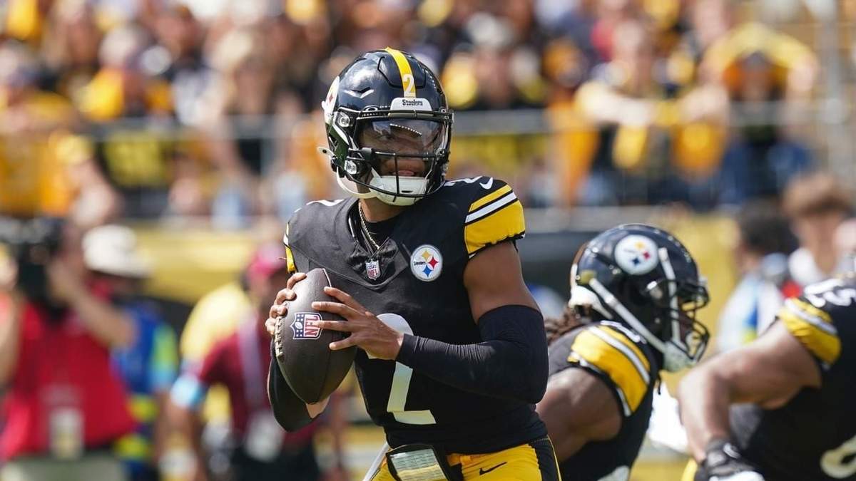 El mariscal de campo de los Steelers de Pittsburgh, Justin Fields, busca un receptor abierto durante la primera mitad contra los Chargers de Los Ángeles, el domingo 22 de septiembre de 2024, en Pittsburgh