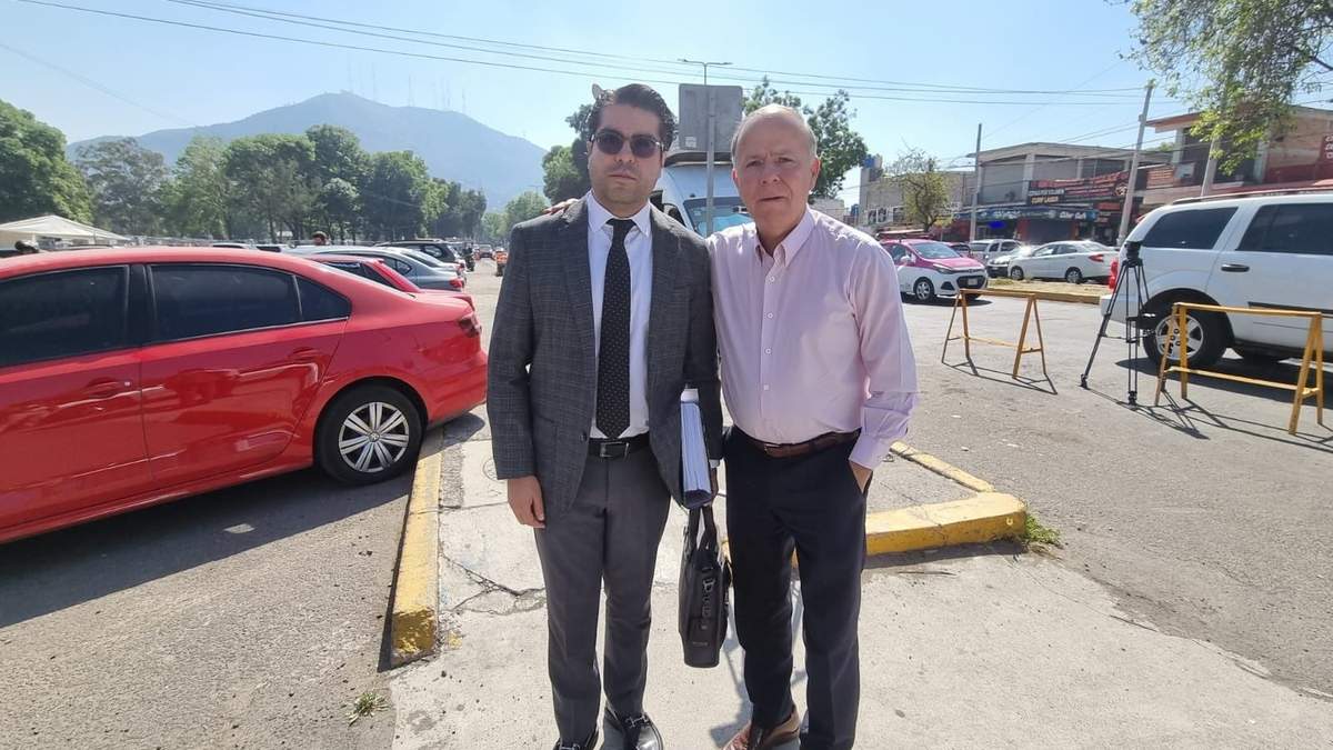 Ciro Gómez Leyva con su abogado, Javier Esquinca