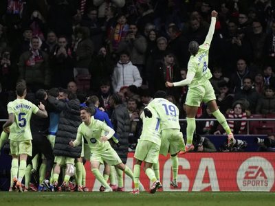 Dos goles en los últimos minutos dan la remontada al Barcelona para vencer 4-2 al Atlético de Madrid