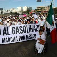 Convocan a boicot de pago de impuestos durante marcha en Guadalajara