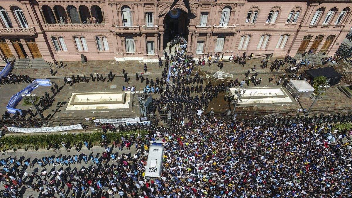 Más de un millón de personas despidieron al ídolo en Casa Rosada. Fuente: (Twitter)