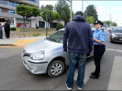 Taxistas emboscaron a un conductor de Uber y lo retuvieron hasta la llegada de la policía