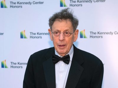 Philip Glass cancela estreno de sinfonía en el Centro Kennedy en protesta contra Trump