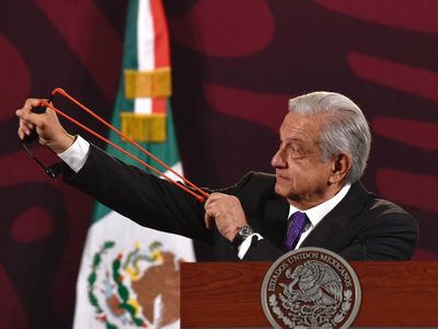 AMLO exhibe resortera y balines que usaron normalistas en portazo a Palacio Nacional: "Querían diálogo"