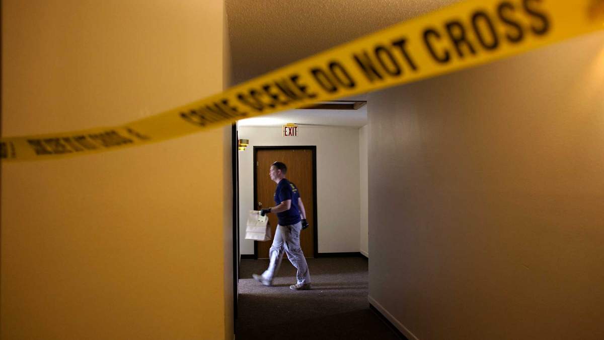 Un investigador del FBI camina detrás de la escena de un crimen, el 15 de julio de 2023, en Fargo, Dakota del Norte