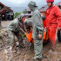 La cifra de muertos por inundaciones en Indonesia supera los 300