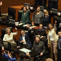 Vitorean a Juan Manuel Fócil por 'salvar” la sesión en el Senado... y ganar la partida al Covid-19
