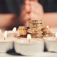 Convertí tus manos en un imán para el dinero con este poderoso ritual