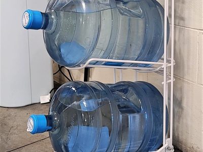 No tires los bidones de agua vacíos: creá este hermoso portamacetas con el estilo más canchero