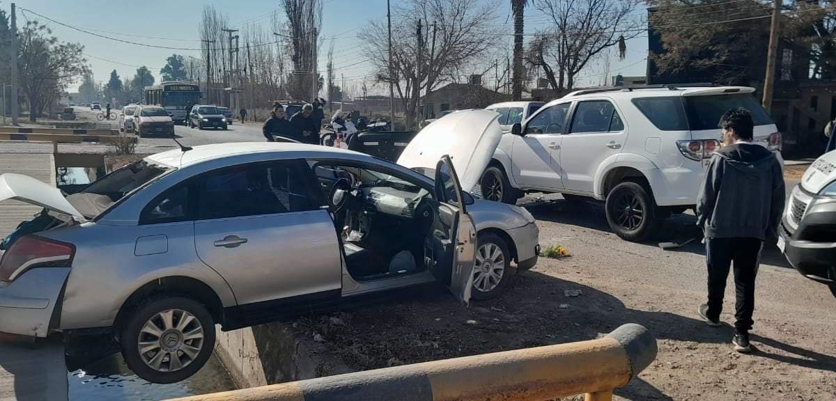 Una camioneta y un auto chocaron en la puerta de un supermercado