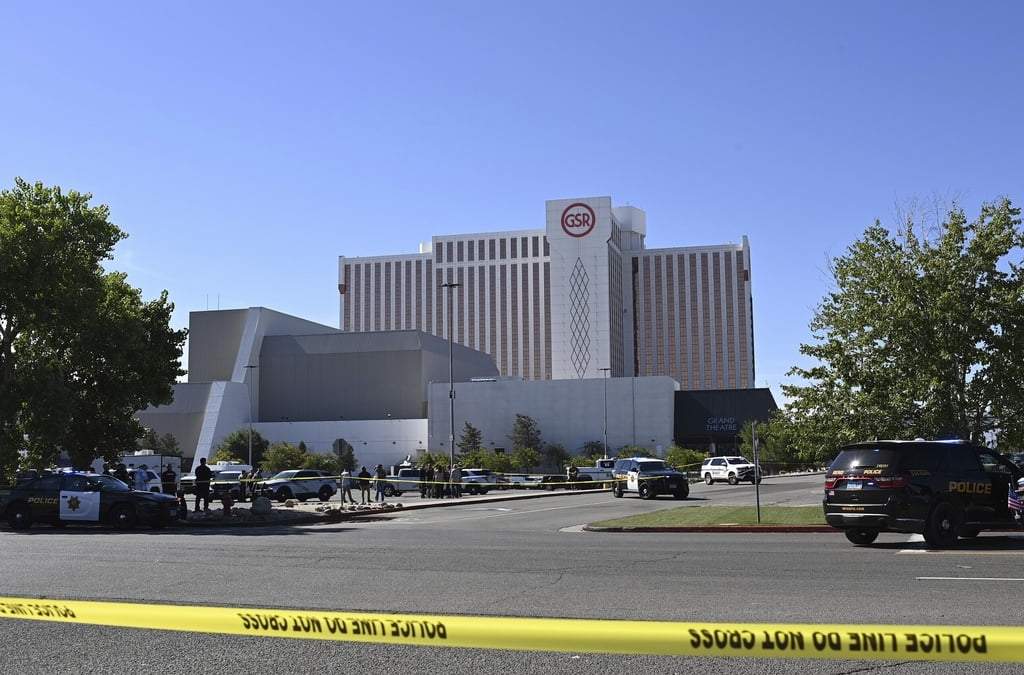 La policía responde a un tiroteo en las afueras del Grand Sierra Resort en Reno, Nevada, el lunes 28 de julio de 2025