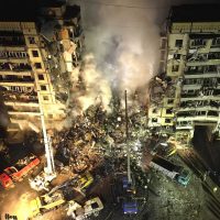 Edificio en Ucrania sufre el peor ataque civil en meses