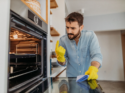 Con cosas que tenés en casa y sin gastar mucho: así podés limpiar tu horno y dejarlo como de paquete