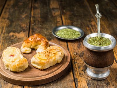 Facturas low cost: la receta sin manteca y sin amasar, ideal para no gastar o emprender