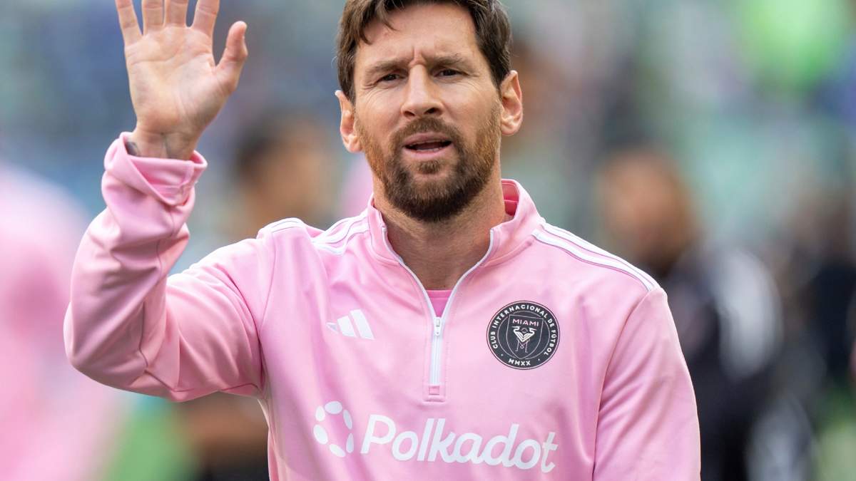 El capitán del Inter Miami Lionel Messi saluda a los fanáticos antes de la final de la Leagues Cup final contra Seattle Sounders, domingo 31 agosto, 2025, en Seattle