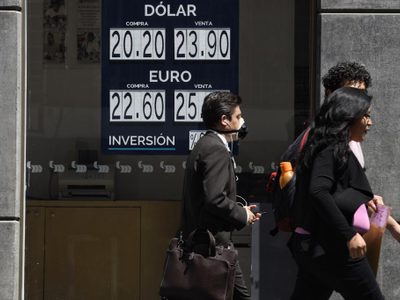 El peso se desploma 5.42% impactado por Fed y Covid-19