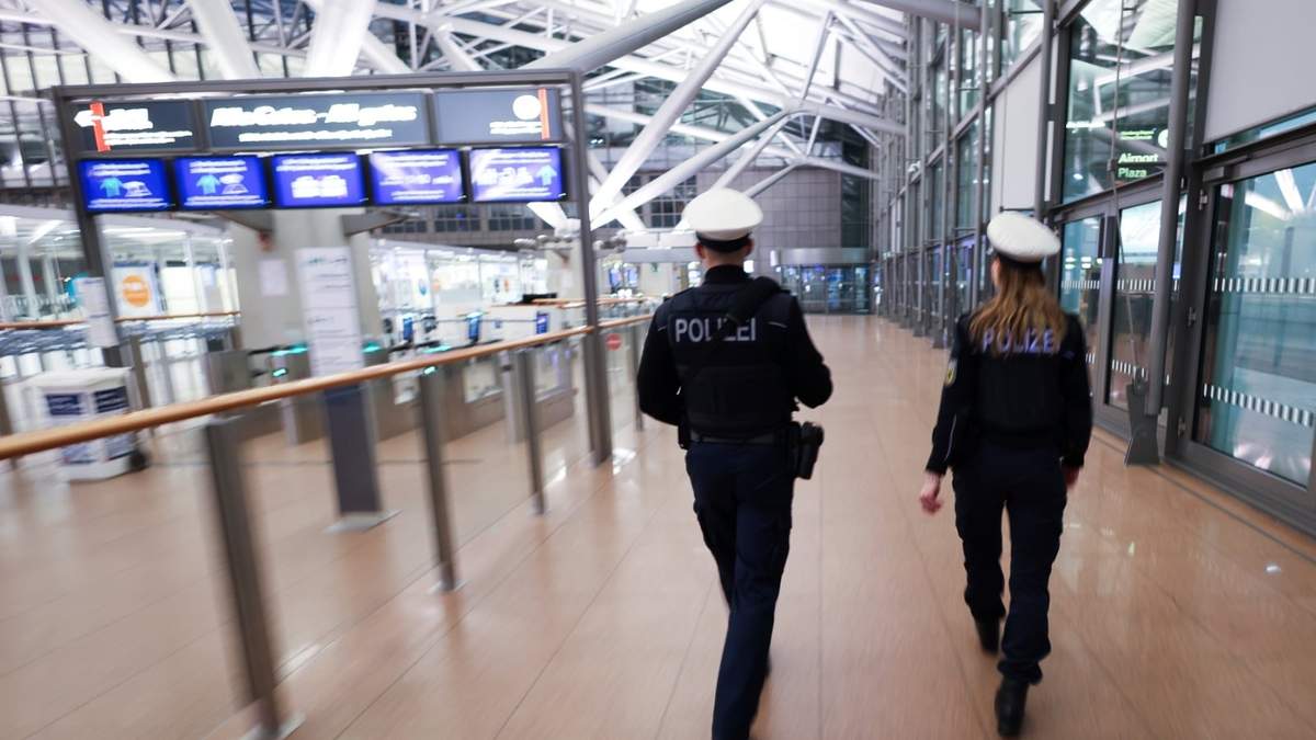 La policía patrulla un control de seguridad desierto en el aeropuerto de Hamburgo Alemania el 10 de marzo de 2025