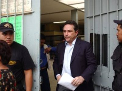 Juez suspende las órdenes de aprehensión contra Carlos Cabal Peniche y su esposa