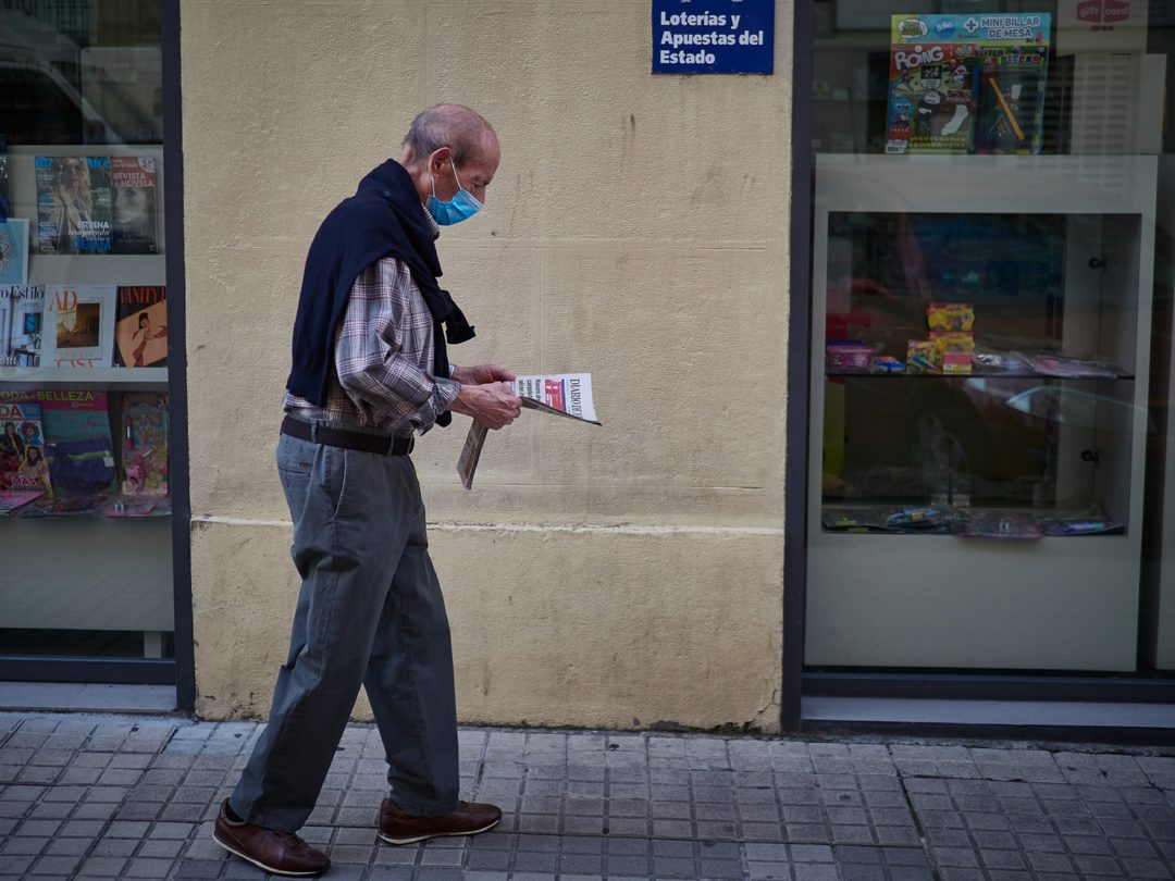 2_EuropaPress_3024210_hombre_camina_mascarilla_leyendo_periodico_segundo_dia_fase_desescalada (1)