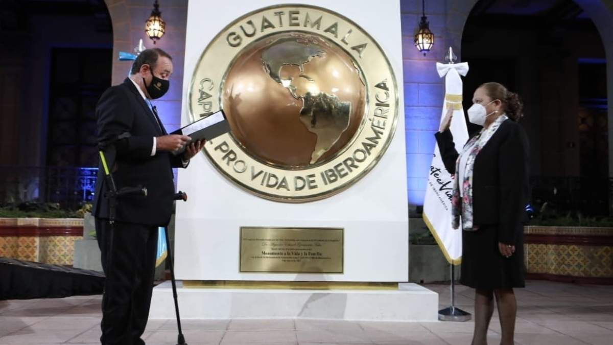 El presidente de Guatemala, Alejandro Giammattei, con la fiscal Consuela Porras Argueta