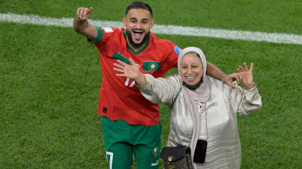 Sofiane Boufal celebra con su madre el pase a semifinales de Marruecos.