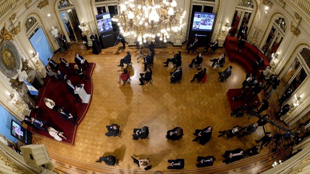 El presidente Alberto Fernández junto a sus asesores para la reforma judicial. Fuente: (Twitter)